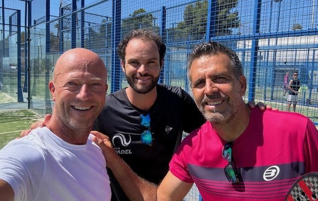 Niederländische Padelspieler trainieren unter der Leitung von Trainer Uriël Maarsen.