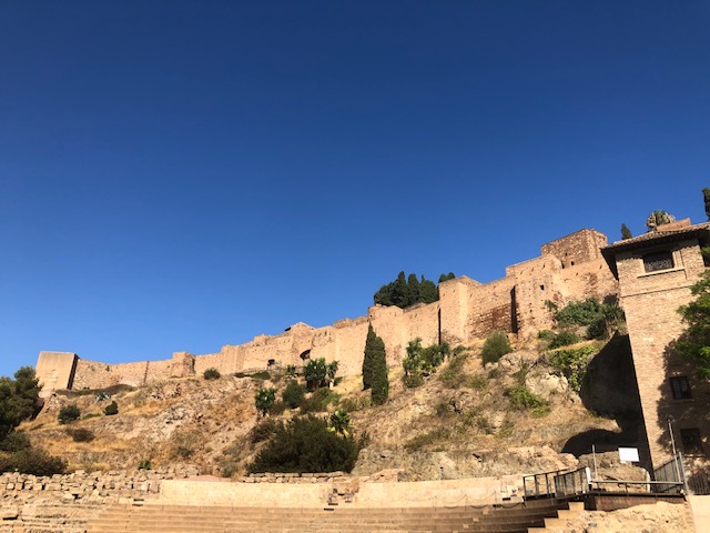 Kathedrale von Málaga und die Alcazaba bei Sonnenuntergang